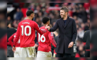 Pelatih Michael Carrick bersalaman dengan penyerang Manchester United, Matheus Cunha, usai laga melawan Manchester City, 17 Januari 2026.