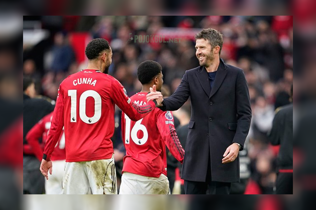 Pelatih Michael Carrick bersalaman dengan penyerang Manchester United, Matheus Cunha, usai laga melawan Manchester City, 17 Januari 2026.