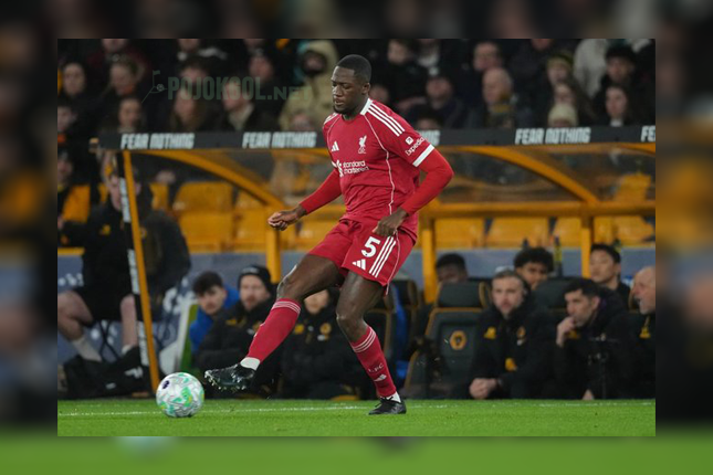 Pemain Liverpool, Ibrahima Konate, terlihat lagi mengoper bola pas pertandingan Premier League melawan Wolverhampton Wanderers, Rabu (4 Marert 2026) dini hari WIB.