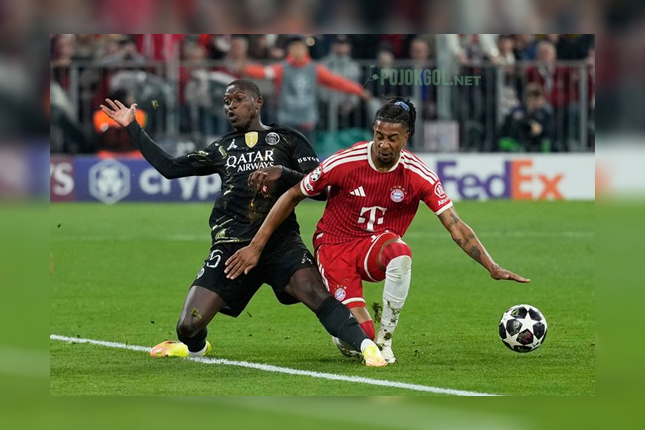 Pemain PSG Nuno Mendes (kiri) beradu fisik dengan pemain Bayern Munchen Michael Olise saat kedua tim bertemu di leg kedua semifinal Liga Champions, 6 Mei 2026.