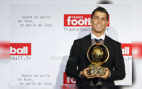 Pemain bintang asal Portugal, Cristiano Ronaldo, sempat foto bareng trofi Ballon d'Or di studio TV Prancis abis acara siaran langsung sepak bola, hari Minggu, 7 Desember 2008.