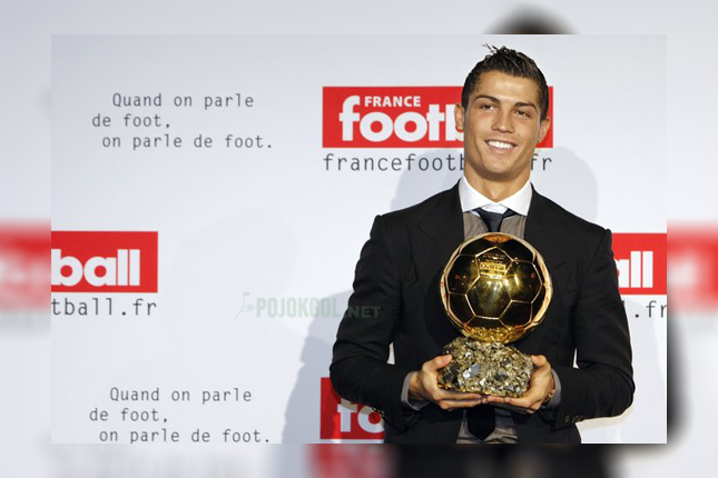 Pemain bintang asal Portugal, Cristiano Ronaldo, sempat foto bareng trofi Ballon d'Or di studio TV Prancis abis acara siaran langsung sepak bola, hari Minggu, 7 Desember 2008.