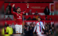 Pemain tengah MU, Bruno Fernandes, kelihatan lagi senang banget pas merayakan golnya waktu lawan Crystal Palace di Premier League, hari Minggu (1 Maret 2026) kemarin