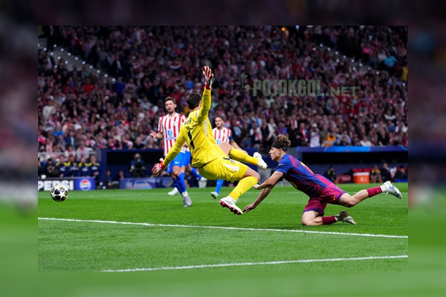 Penjaga gawang Atletico Madrid, Juan Musso (kiri), kelihatan lagi nge-blok serangan tepat di depan pemain Barcelona, Fermin Lopez, dalam laga leg kedua perempat final Liga Champions tanggal 14 April 2026.