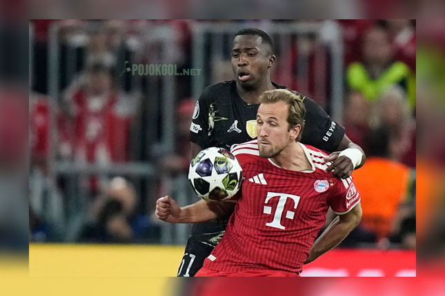 Punggawa PSG Willian Pacho (kiri) terlibat perebutan bola sengit dengan striker Bayern Munchen Harry Kane di pertandingan leg kedua semifinal Liga Champions, 6 Mei 2026.