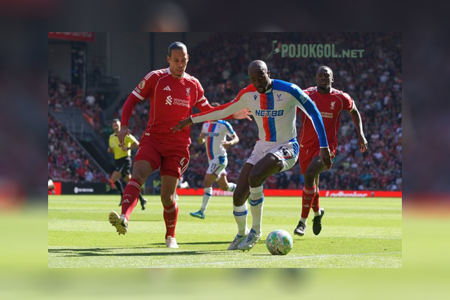 Sengitnya duel antara Virgil van Dijk dan Jean-Philippe Mateta di tengah laga Liverpool versus Crystal Palace, Sabtu 25 April 2026.