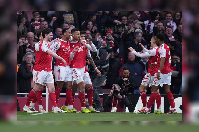 Skuad Arsenal kompak ngerayain gol yang dicetak William Saliba waktu lawan Chelsea, 1 Maret 2026 kemarin.