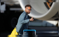 Bintang Brasil, Neymar, kelihatan pas baru mendarat di Bandara Internasional Newark Liberty, New Jersey, tanggal 3 Juni 2026 kemarin buat persiapan Piala Dunia 2026.