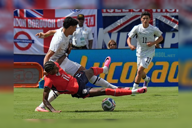 Gelandang Selandia Baru, Marko Stamenic (8), melanggar Marcus Rashford (11) sampai jatuh di laga persahabatan Inggris kontra Selandia Baru, Tampa, Florida, Sabtu, 6 Juni 2026.