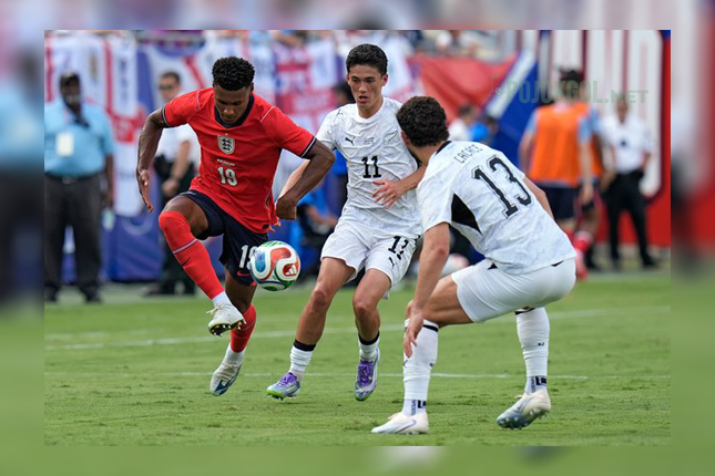 Ollie Watkins, pemain depan Inggris, sedang berusaha mengoper bola sambil menghindari hadangan dari pemain Selandia Baru, Elijah Just dan Liberato Cacace, di laga persahabatan yang berlangsung di Tampa, Florida, Sabtu, 6 Juni 2026.