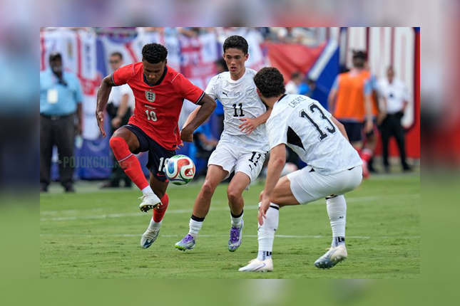 Ollie Watkins (19), striker Inggris, lagi coba mengoper bola biar nggak direbut Elijah Just (11) dan bek Liberato Cacace (13) pas pertandingan persahabatan di Tampa, Florida, Sabtu, 6 Juni 2026.